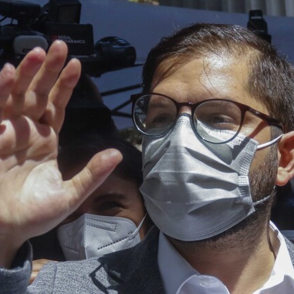 Boric resalta la "complicidad" con la UE tras una conversación con Borrell