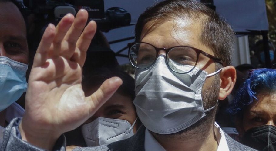 Boric resalta la "complicidad" con la UE tras una conversación con Borrell