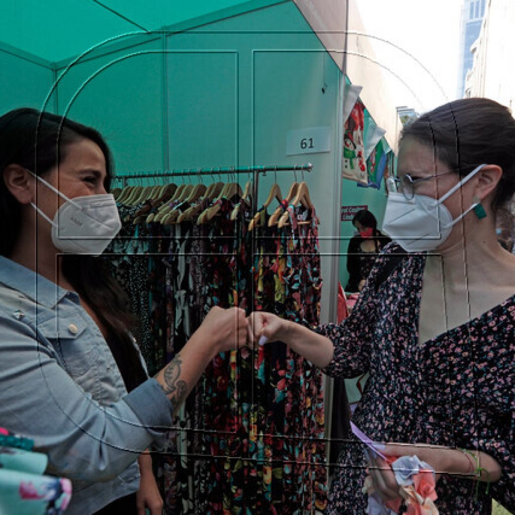 Municipio impulsa comercio local y oferta cultural en Feria de Navidad STGO 2021