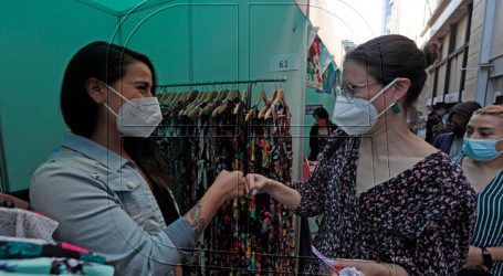 Municipio impulsa comercio local y oferta cultural en Feria de Navidad STGO 2021