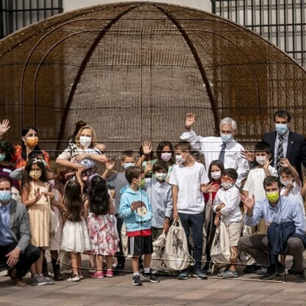Piñera y Primera Dama celebran Navidad con funcionarios de La Moneda