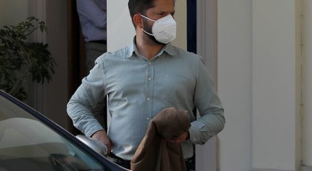 Presidente electo Gabriel Boric asistió a velorio de Roberto Garretón