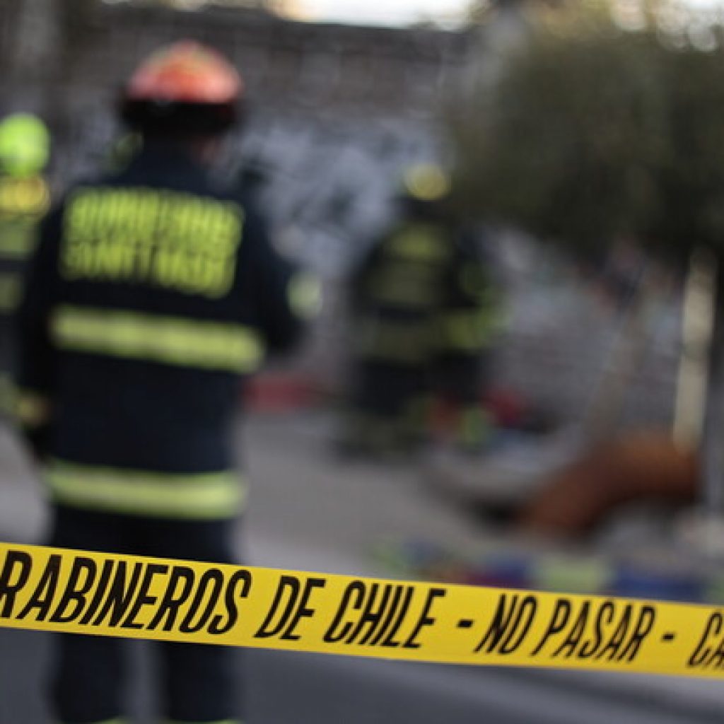 Encuentran a persona calcinada al interior de cámara subterránea en Santiago