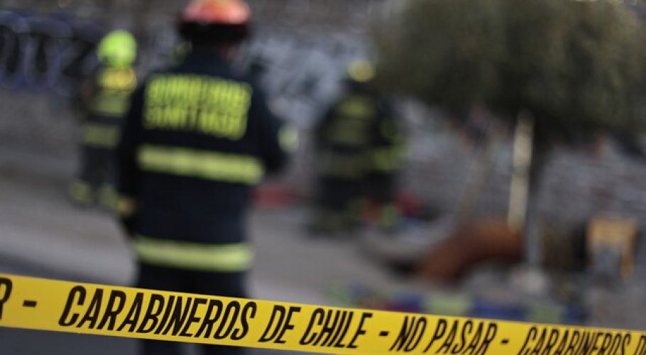 Encuentran a persona calcinada al interior de cámara subterránea en Santiago