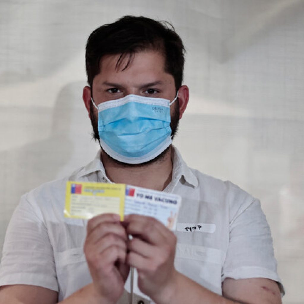 Boric recibe tercera dosis de la vacuna contra el Covid-19