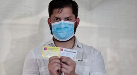 Boric recibe tercera dosis de la vacuna contra el Covid-19