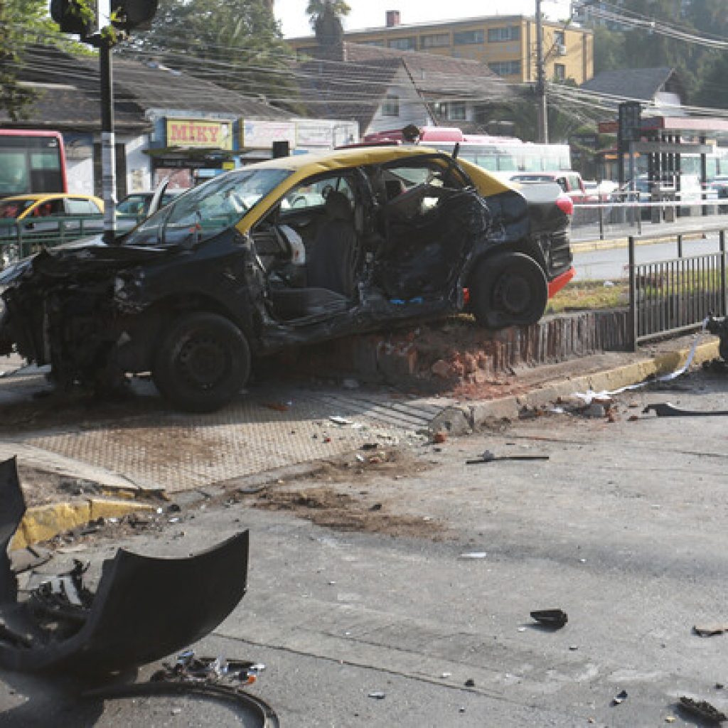 Mujer fallece tras colisión entre un auto robado y taxi en el que viajaba