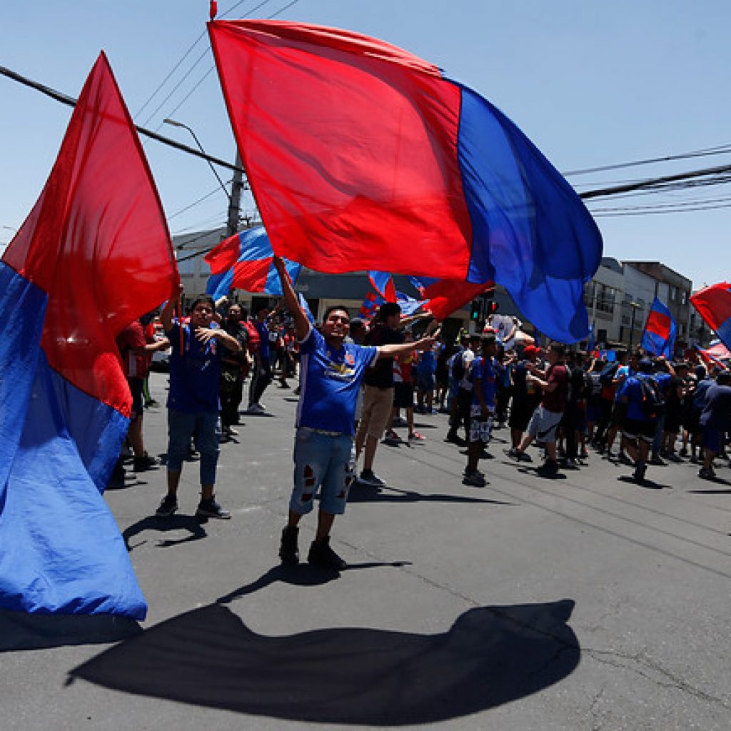 Grupo de hinchas de la ‘U’ entrega carta a Boric pidiendo el fin de las S.A.