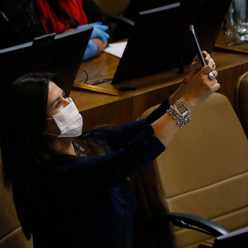 Covid-19: PS se aparta de dichos de diputada Jenny Álvarez contra la vacunación