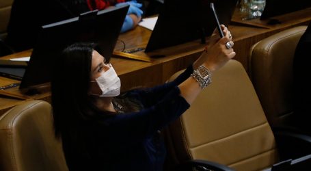 Covid-19: PS se aparta de dichos de diputada Jenny Álvarez contra la vacunación