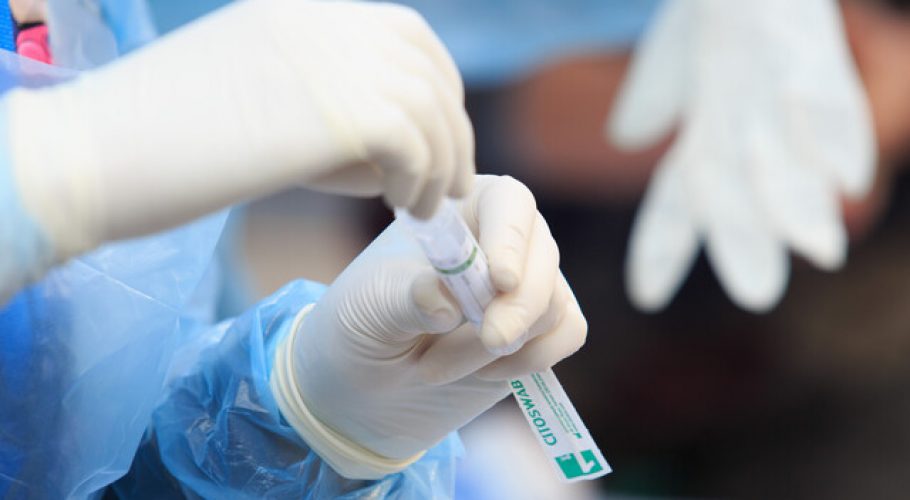 Reino Unido asegura que la variante ómicron del coronavirus "se retira"