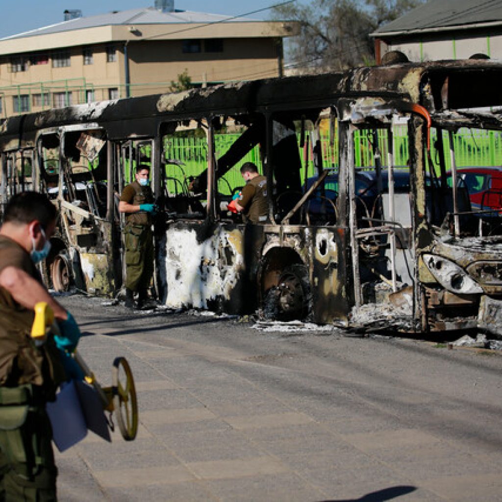 Un detenido y dos buses quemados dejaron manifestaciones en la capital