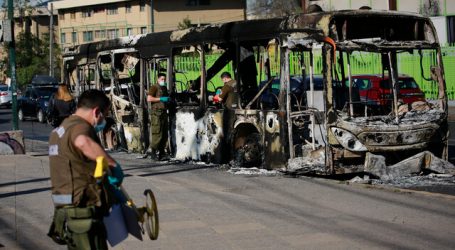 Un detenido y dos buses quemados dejaron manifestaciones en la capital