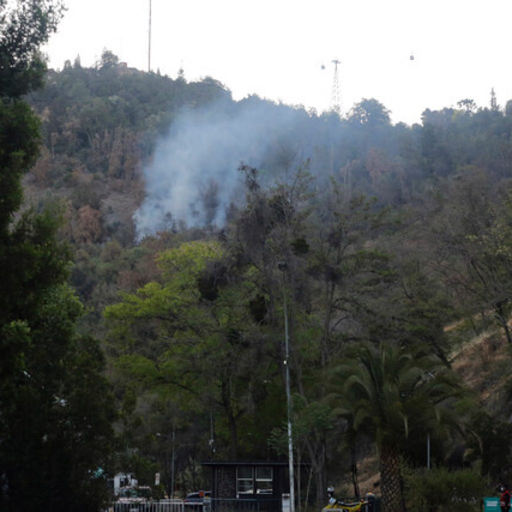 Incendio afecta a viviendas en los faldeos del Cerro San Cristóbal