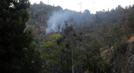 Incendio afecta a viviendas en los faldeos del Cerro San Cristóbal