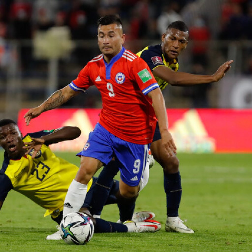 Mauricio Isla y Jean Meneses dan positivo a Covid-19 y serán bajas en la 'Roja'