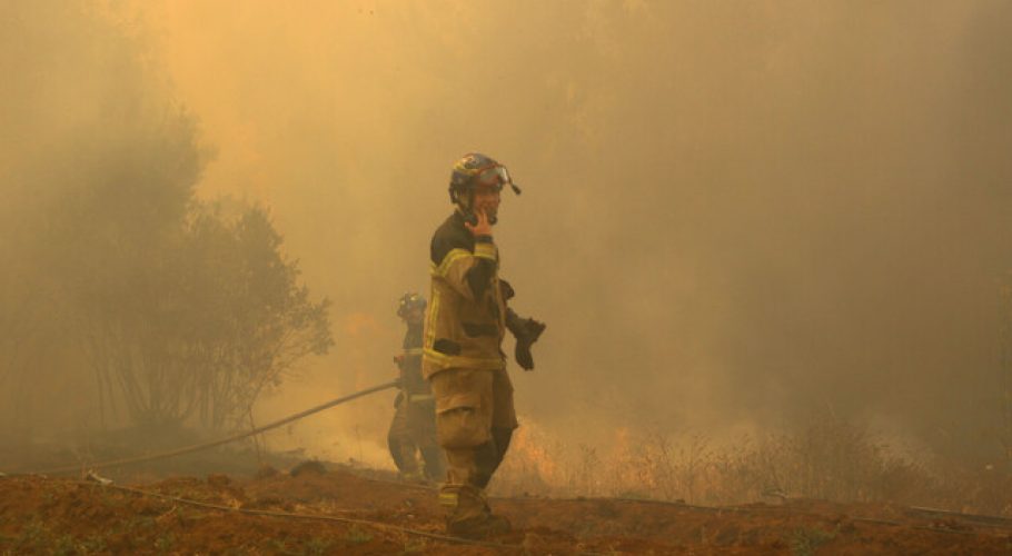 Declaran Alerta Roja para la comuna de Quintero por incendio forestal