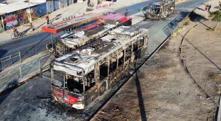 Desconocidos queman cuatro buses del Transantiago en la capital