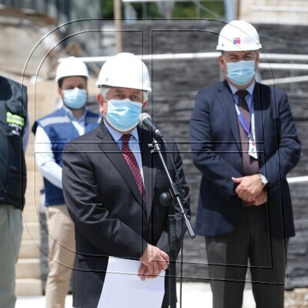 Ministro Paris visita obras del Hospital Villarrica