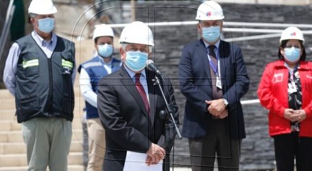 Ministro Paris visita obras del Hospital Villarrica
