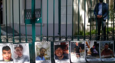 Familiares de presos del estallido se manifiestan fuera de oficina de Boric