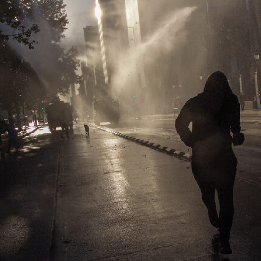 Un bus quemado y 10 detenidos dejó nueva manifestación en Plaza Baquedano