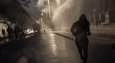 Un bus quemado y 10 detenidos dejó nueva manifestación en Plaza Baquedano