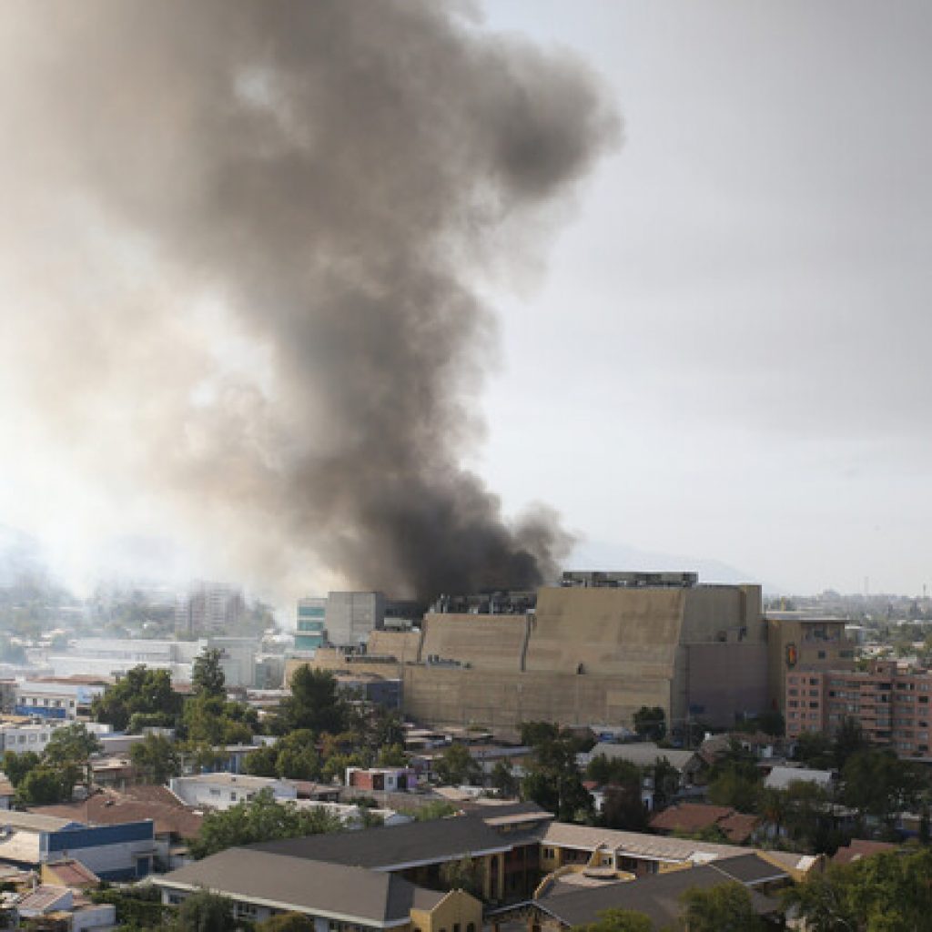 Incendio afecta al menos tres locales comerciales en San Bernardo