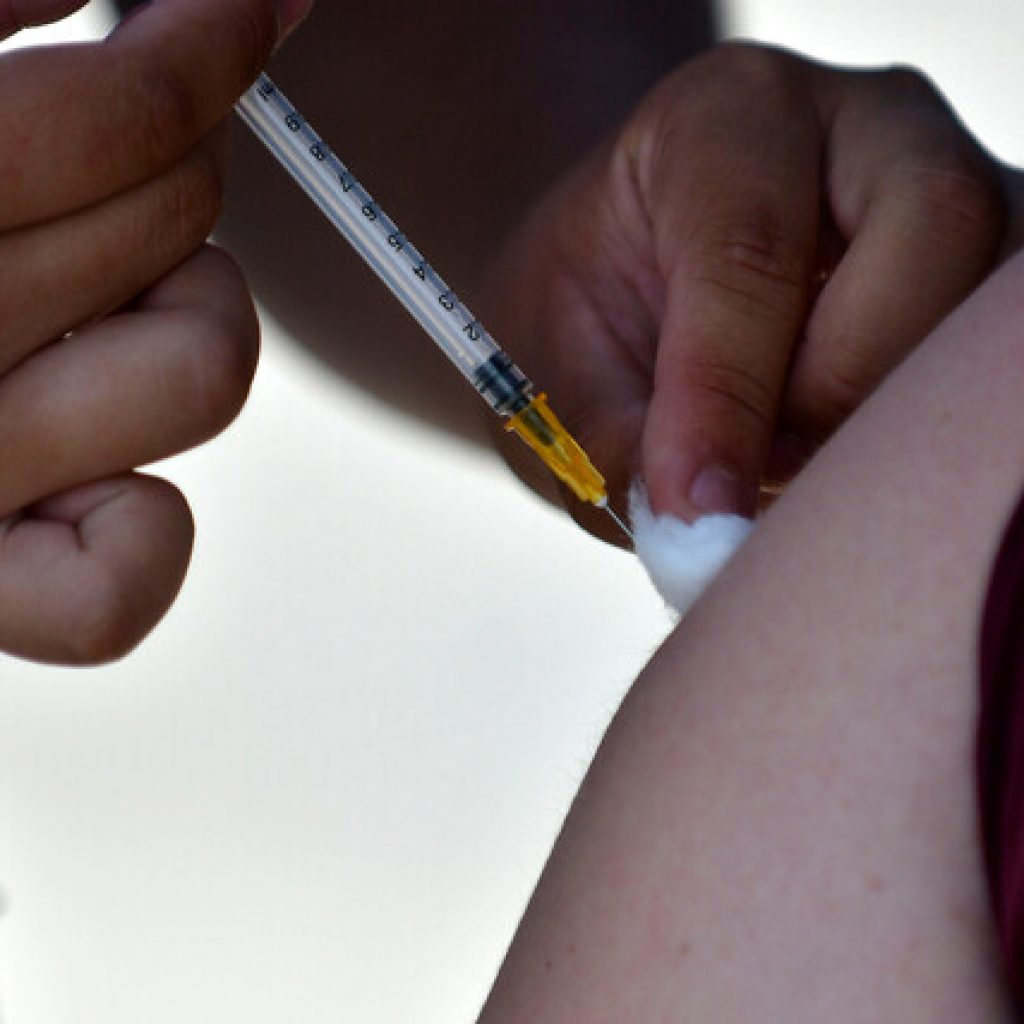Comienza vacunación con 4ta dosis en funcionarios de salud en región de Coquimbo