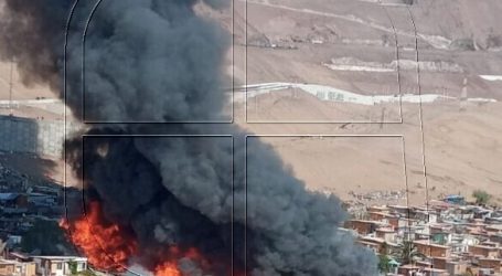 Al menos 30 casas quemadas por incendio en campamento de Iquique