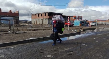 Migrantes pasan noche de lluvia a la intemperie en Colchane