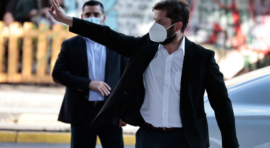 Boric insta a "buscar la mejor solución para cerrar heridas" ante el indulto