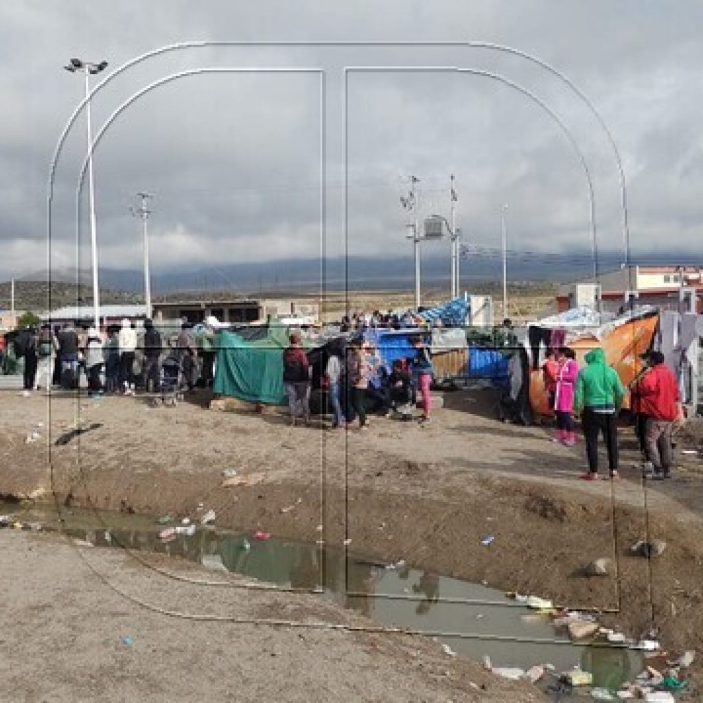 Colchane: Migrantes acampan fuera de refugio del Complejo Fronterizo por colapso