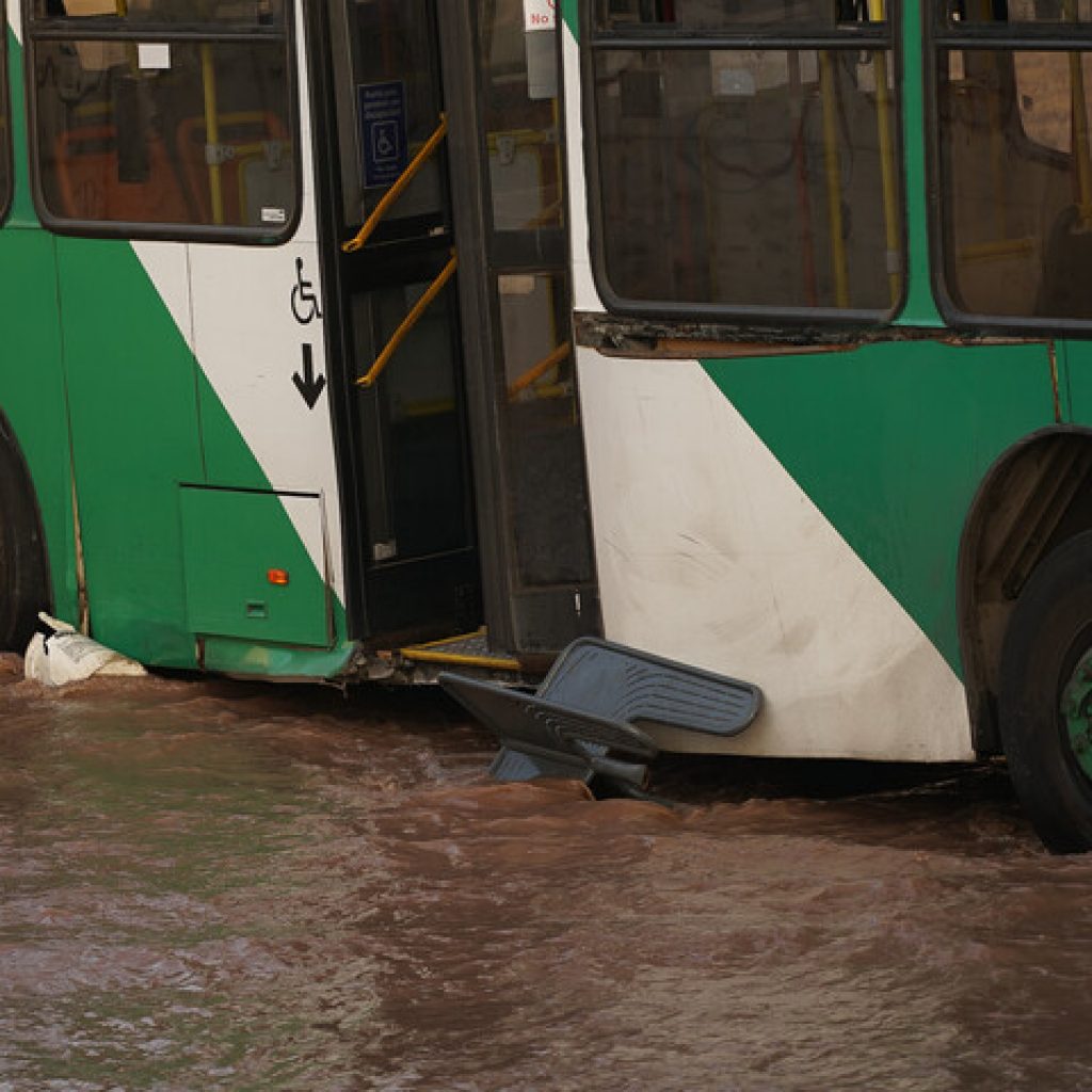 Bus del trasporte público cayó a Zanjón de la Aguada en Macul