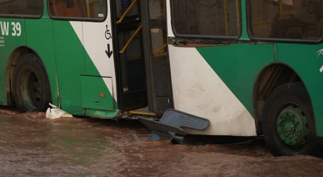 Bus del trasporte público cayó a Zanjón de la Aguada en Macul