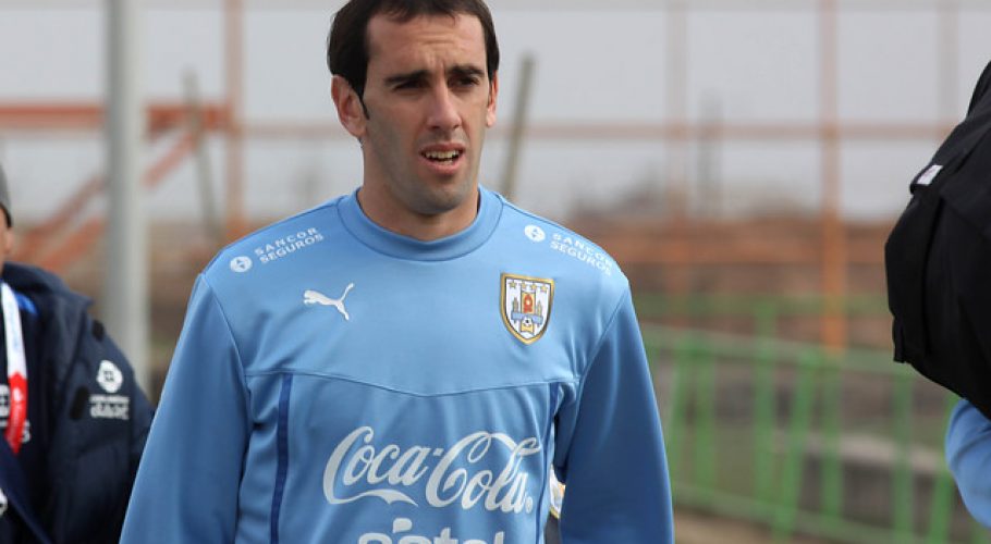 Diego Godín será compañero de Eduardo Vargas en el Atlético Mineiro