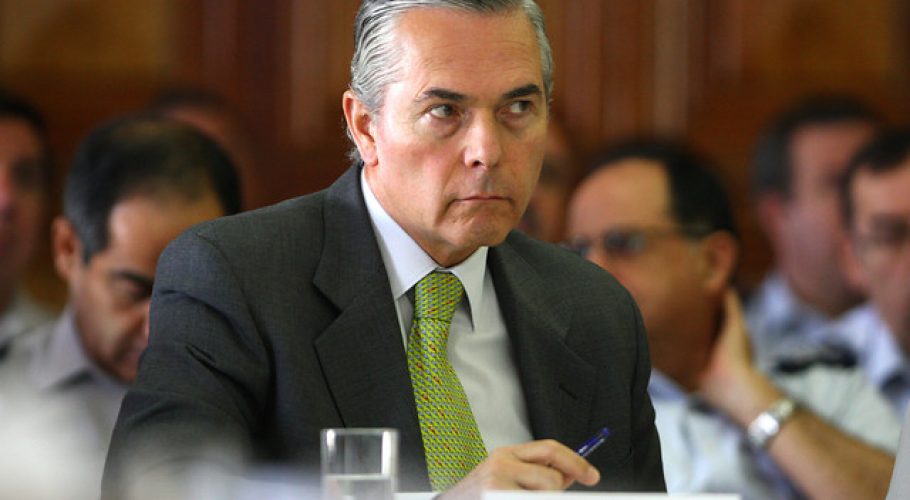 Ministra Rutherford sometió a proceso a ex-comandante en jefe del Ejército