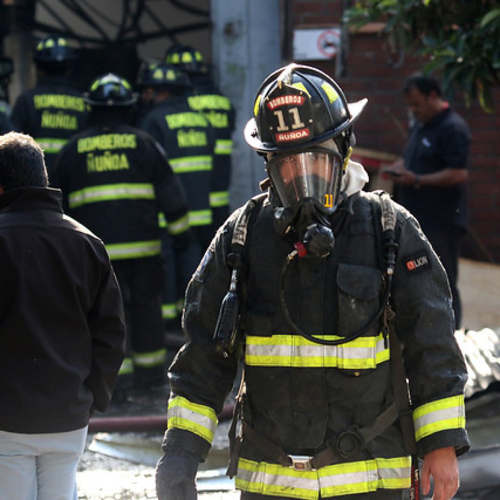 Incendio se registra en fábrica de plásticos en la comuna de San Miguel