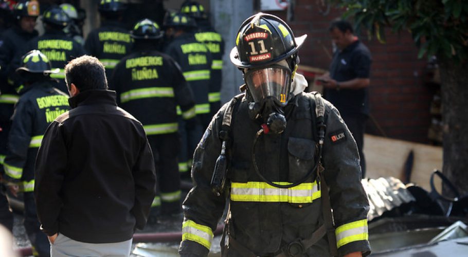 Incendio se registra en fábrica de plásticos en la comuna de San Miguel