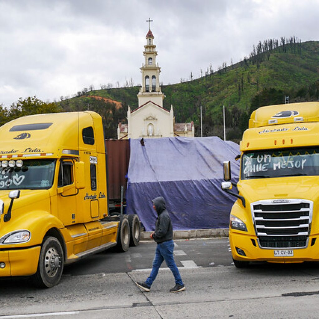 Camioneros bloquean parte de la Ruta 68 en dirección a Valparaíso