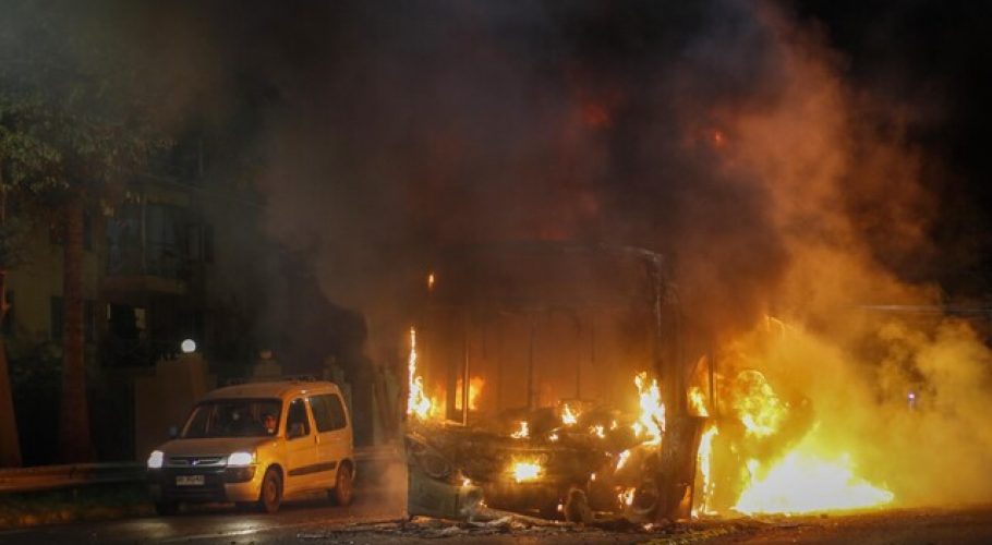 Estación Central: Bus del sistema Red resultó quemado en la Villa Francia