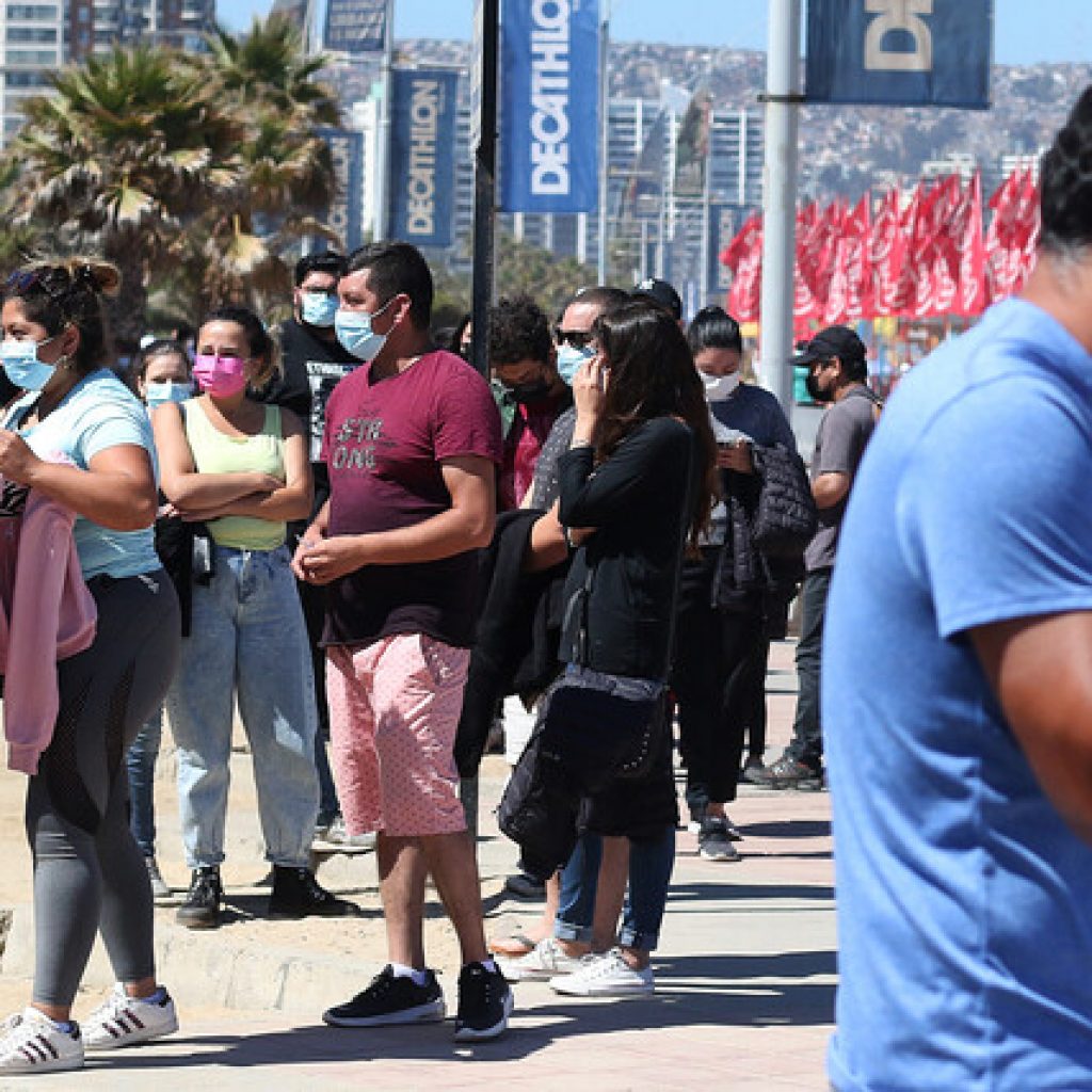 Ómicron: 63% de los chilenos cree que se debería decretar cuarentena