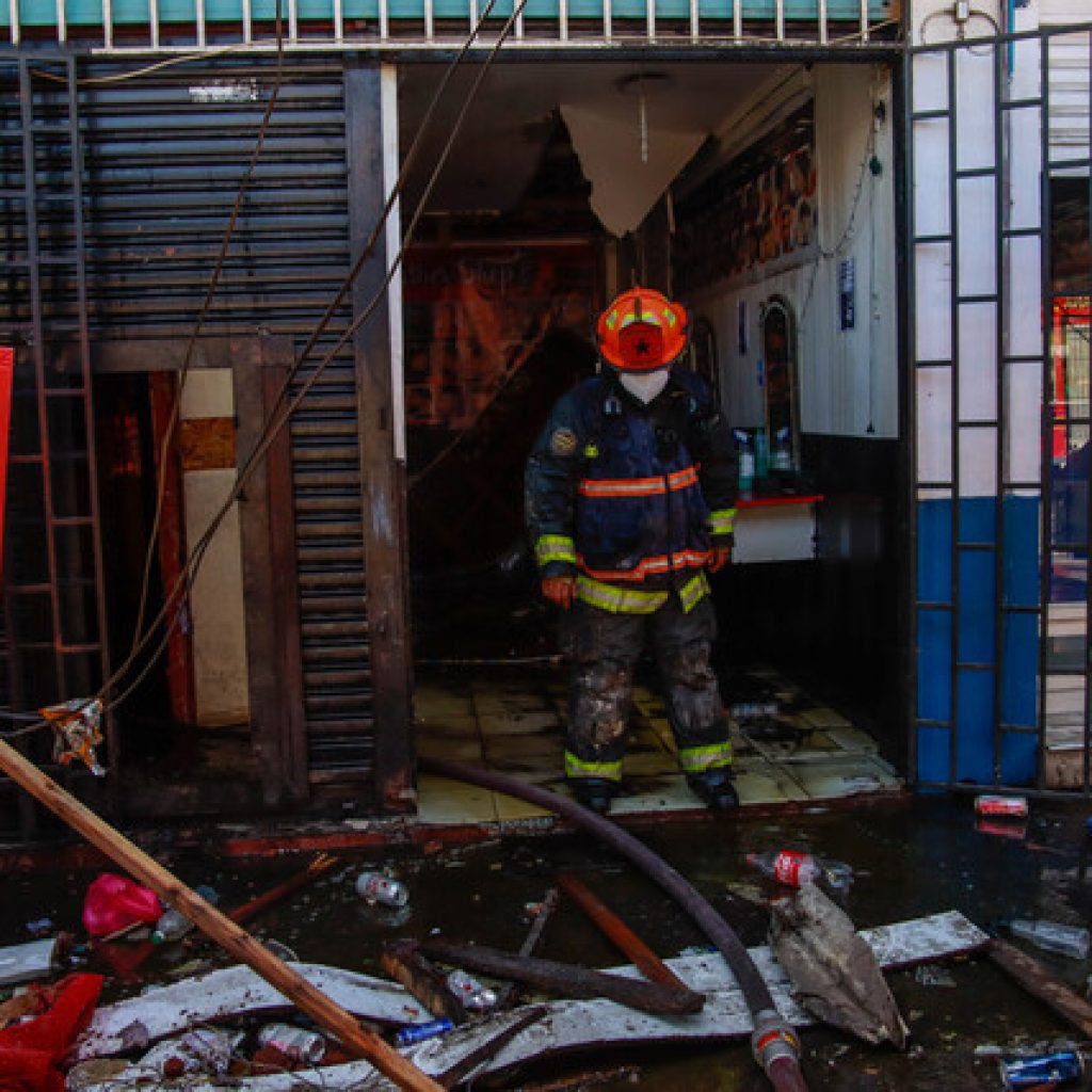 Gran incendio afectó a locales comerciales del Barrio Franklin