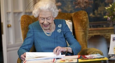 Isabel II cancela compromisos telemáticos por experimentar aún “síntomas leves”