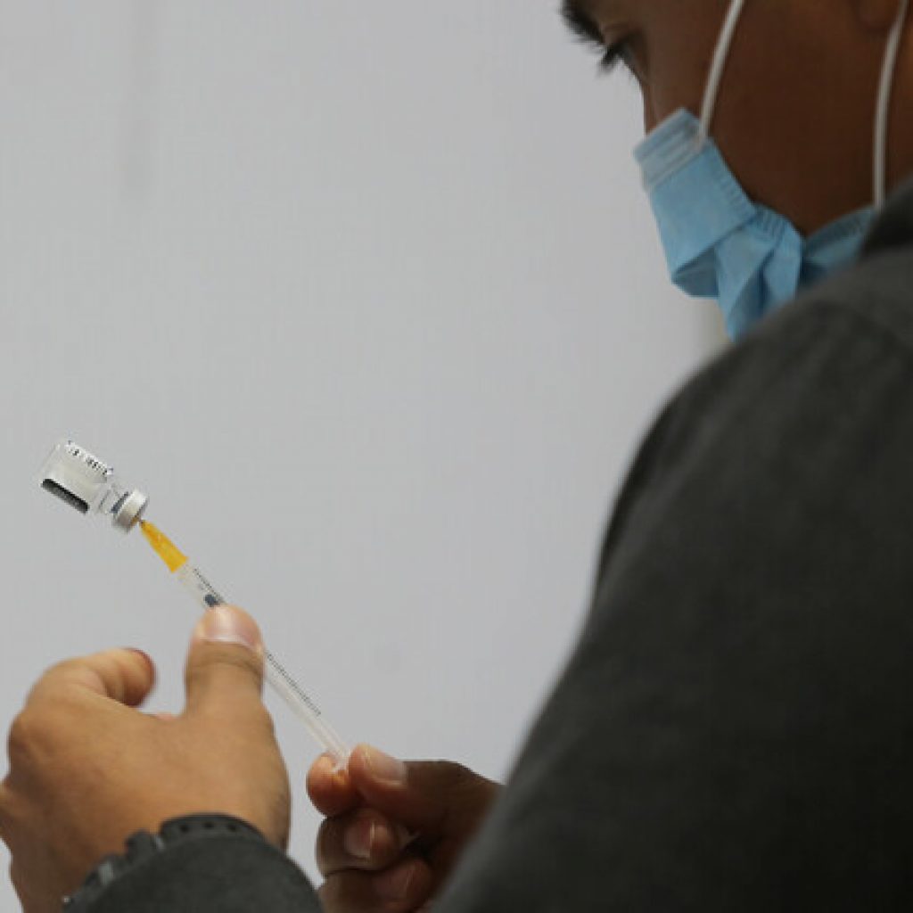 Vacunación con 4a dosis para mayores de 18 años comenzará en marzo