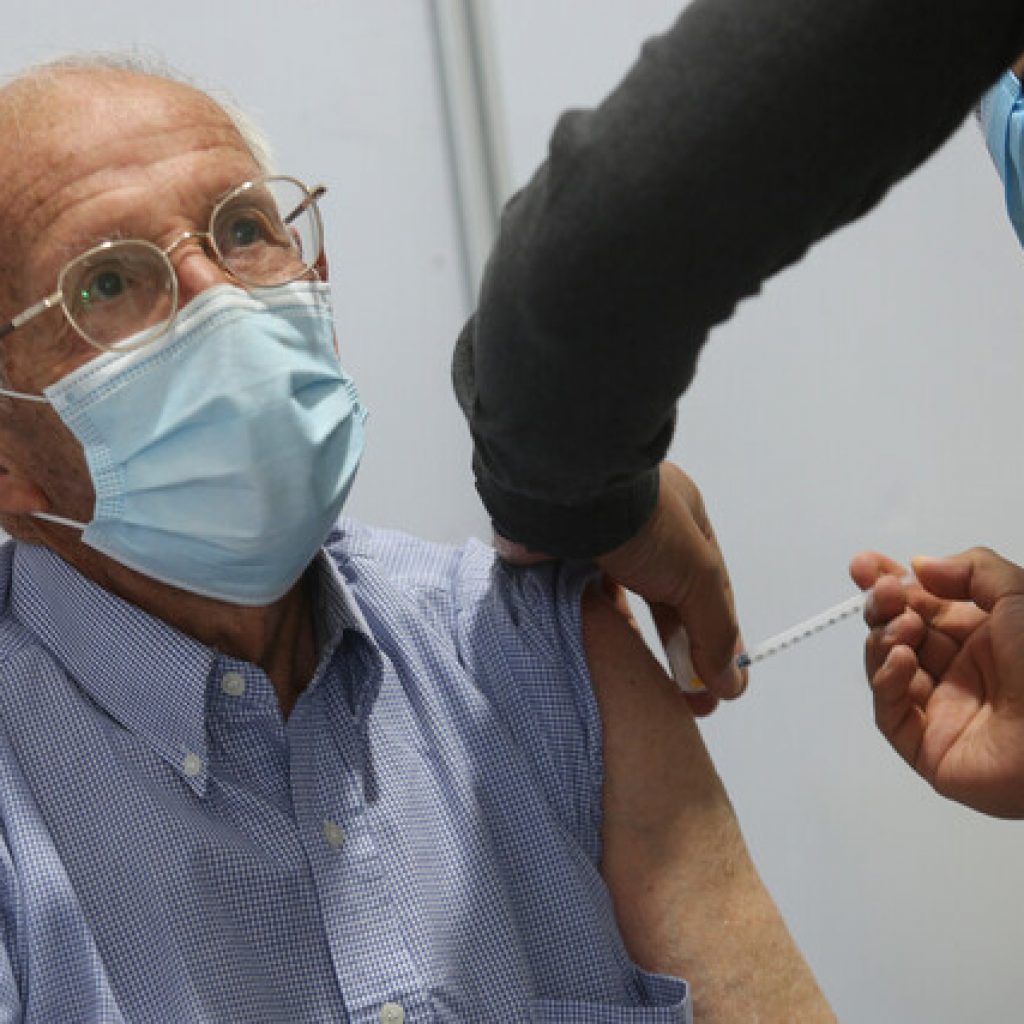 Supervisan proceso de vacunación con 4a dosis en mayores de 55 años y más