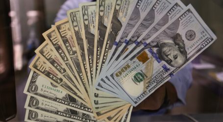 El precio del dólar opera superando la barrera de los 800 pesos en Chile