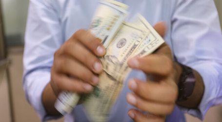 Precio del dólar opera a la baja y rompe la barrera de los 800 pesos