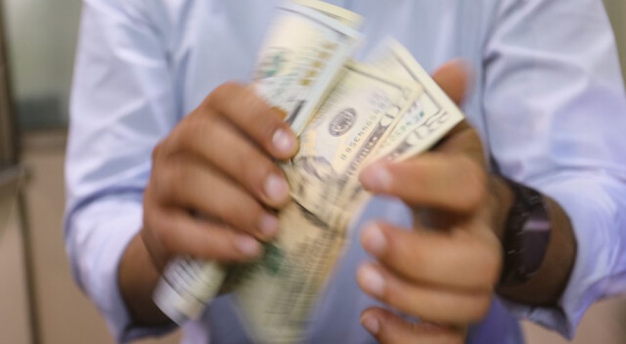 Precio del dólar opera a la baja y rompe la barrera de los 800 pesos