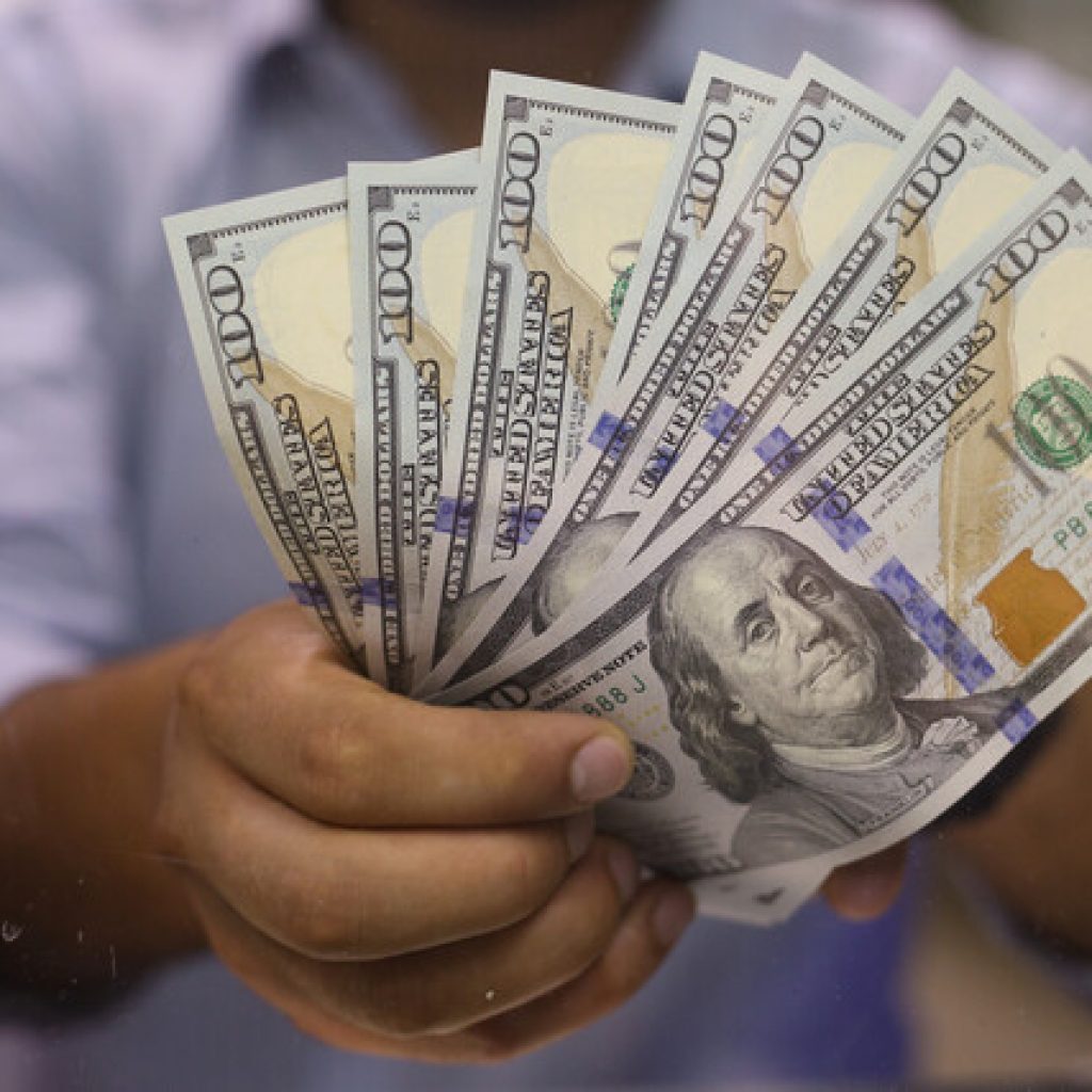 El dólar operó a la baja pero se mantuvo por sobre los 800 pesos